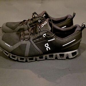 On Cloud 5 Waterproof Running Men's Black and White Athletic Shoes Size 11.5